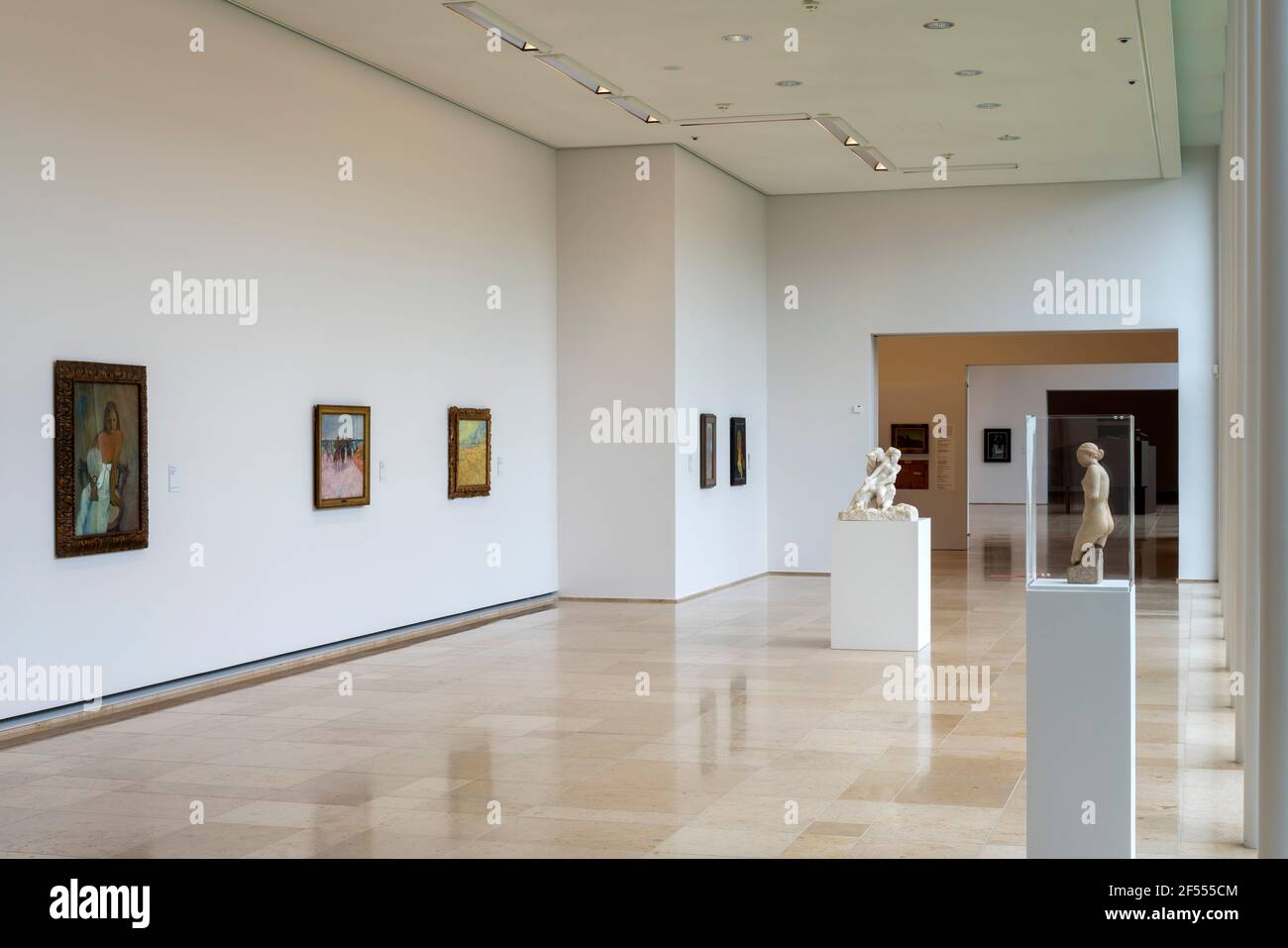Essen, Museum Folkwang, 2007-2010 von David Chipperfield, Ausstellungsraum mit skulpturen und Gemälden der Klassischen moderne Foto Stock