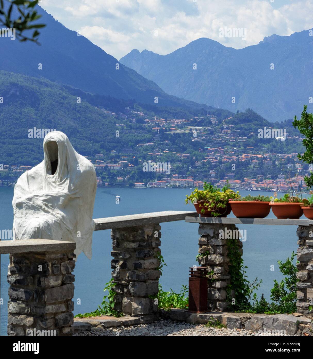 Ospite fantasma del castello di Vezio sulla terrazza panoramica.Varenna, lago di Como, lombardia, Italia Foto Stock