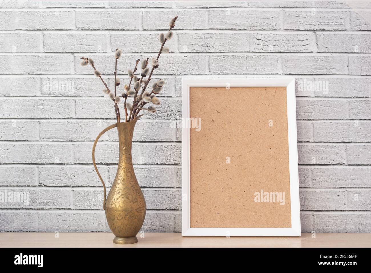 Vaso con pussywillow e cornice vuota Foto Stock