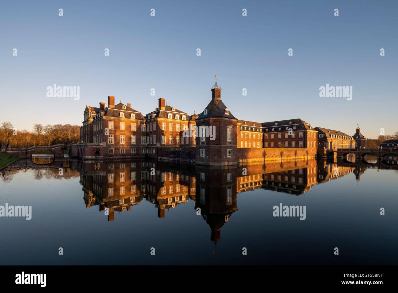 Nordkirchen, Schloß, 1734 fertiggestellt, Blick über den Schloßgraben im Abendlicht, „Westfälisches Versailles" Foto Stock