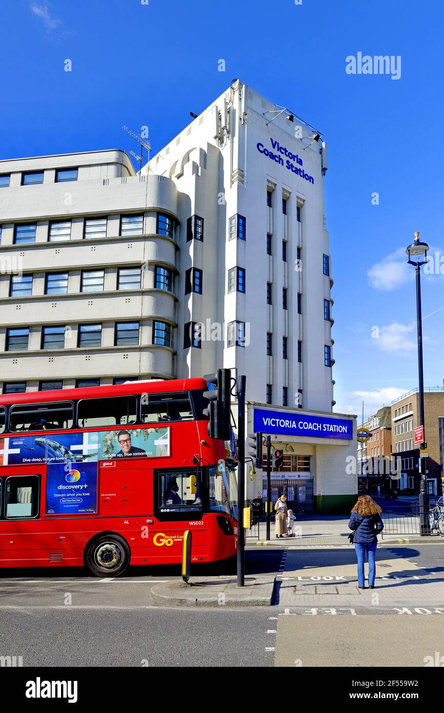 Londra, Inghilterra, Regno Unito. Autobus a due piani che passa dalla stazione degli autobus Victoria a Buckingham Palace Road Foto Stock