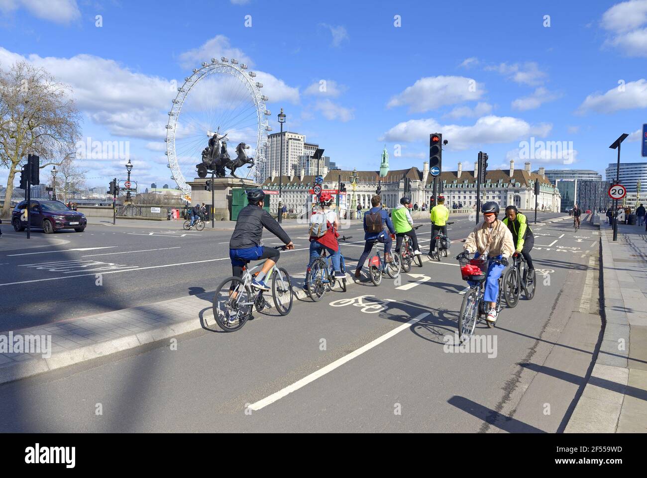 Londra, Inghilterra, Regno Unito. Ciclisti sul Westminster Bridge Foto Stock