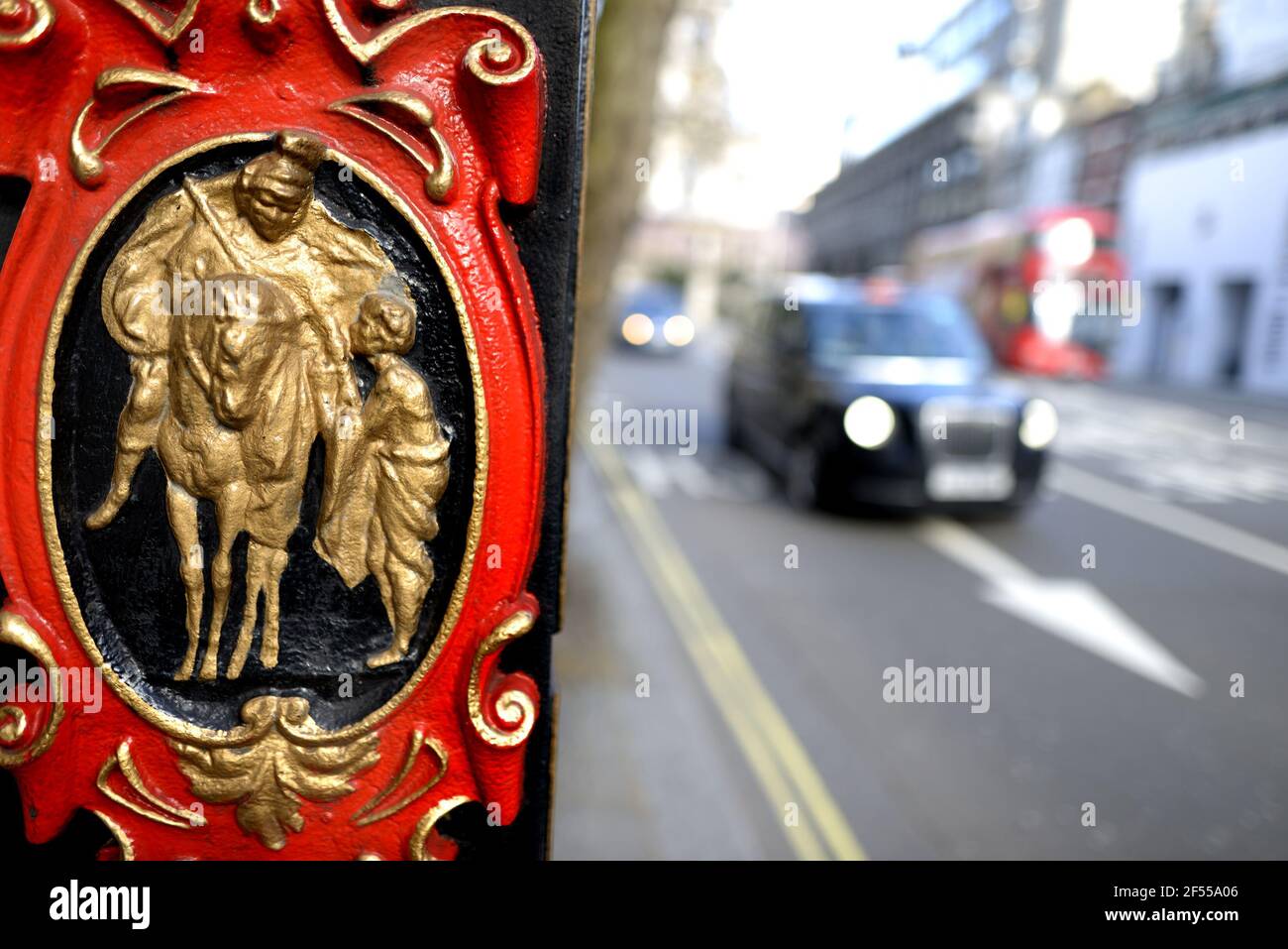 Londra, Inghilterra, Regno Unito. Lampada decorativa in ghisa a Fleet Street Foto Stock