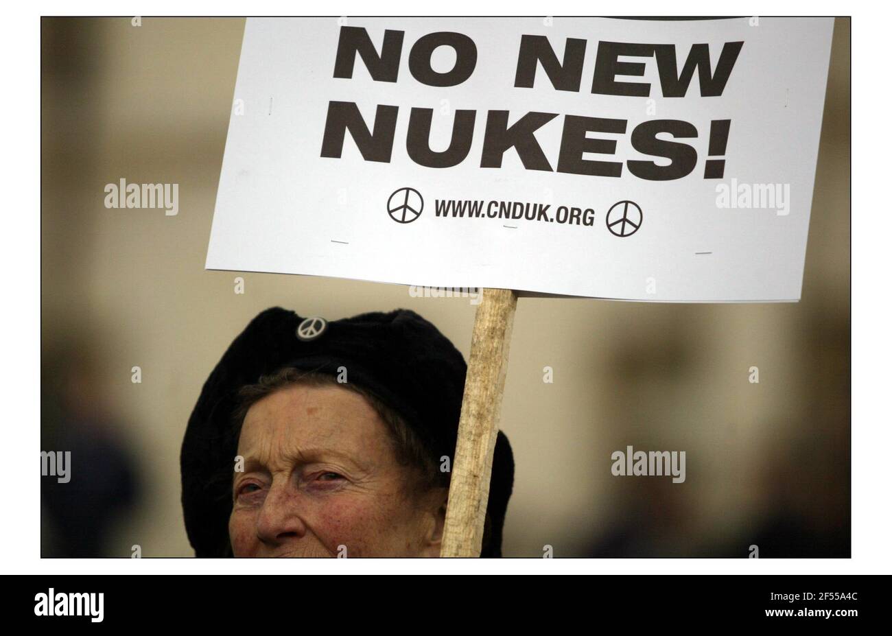 NESSUN RALLY NUKES e marcia da Trafalgar Sq.pic David Sandison 9/4/2004 Foto Stock