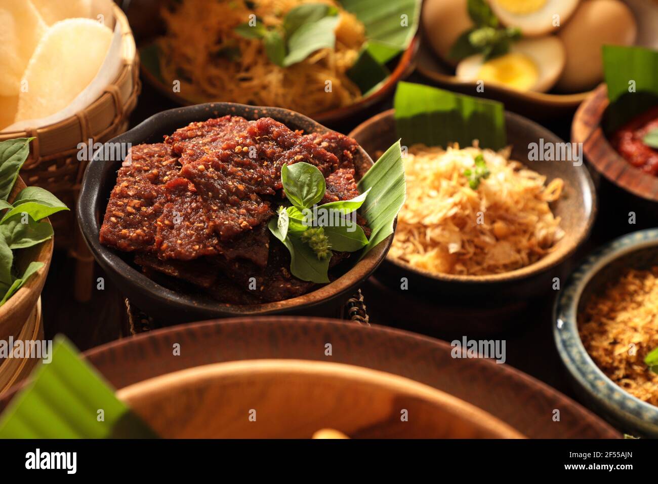 Dendeng Sapi. Carne di manzo indonesiana a scatti. Un contorno per Nasi Ulam Betawi Foto Stock