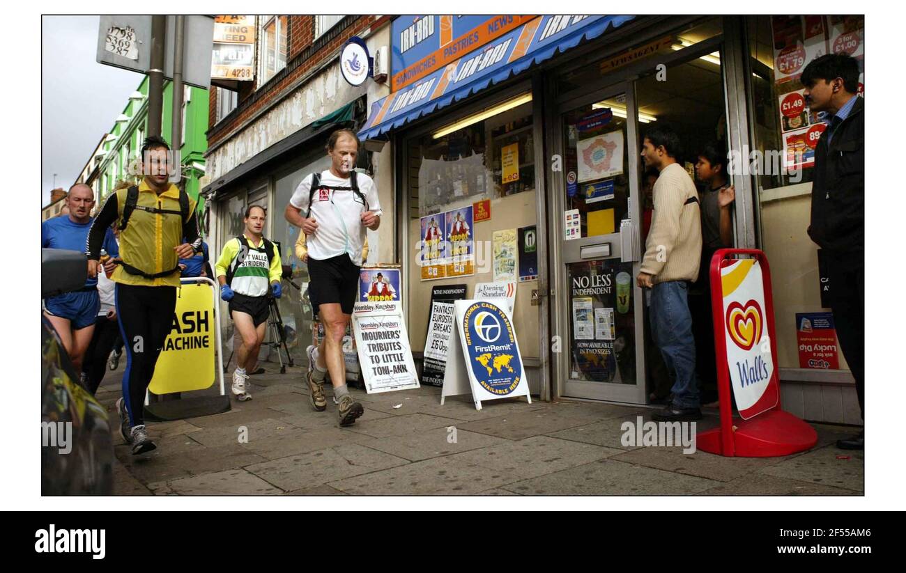 Sir Randulph Fiennes nella sua maratona di cinque giorni, in cinque paesi diversi, attraversa Londra nord per terminare la maratona a White City. Ha ancora due maratone in altri due paesi da completare.pic David Sandison 31/10/2003 Foto Stock