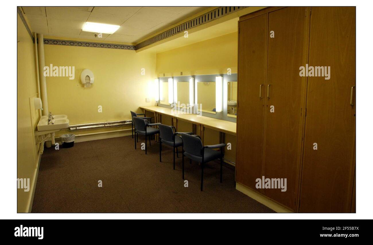 Old Dressing Rooms...BBC Studios hanno completato la prima fase di un progetto per riprogettare le aree di lavoro e relax. I nuovi spogliatoi, le Green Rooms e le Superstar Suite sono stati progettati per creare spazi funzionali e funzionali. pic David Sandison 14/11/2003 Foto Stock