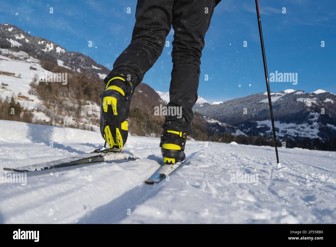 Uomo persona sci di fondo in bellissimo paesaggio invernale in montagna. Alpi svizzere, Svizzera, Europa Foto Stock