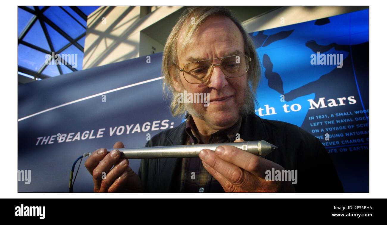 Beagle Voyage a Marte mostra apertura al Museo Marittimo Nazionale.......Professor colin Pillinger Lead Scientist sul progetto Beagle 2 con un modello di lavoro della MOLE che raccoglierà esemplari dalla superficie di Marte nel 2003.pic David Sandison 5/12/2002 Foto Stock