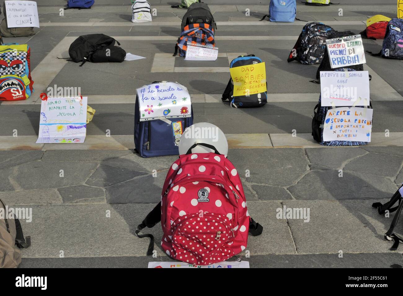 Milano, 21 marzo 2021, manifestazione organizzata dalla rete Scuola di Presenza (Scuola in presenza) per chiedere la riapertura delle scuole e la fine del papà, Distance Learning, adottata dal governo per contenere l'epidemia del virus Covid19 Foto Stock