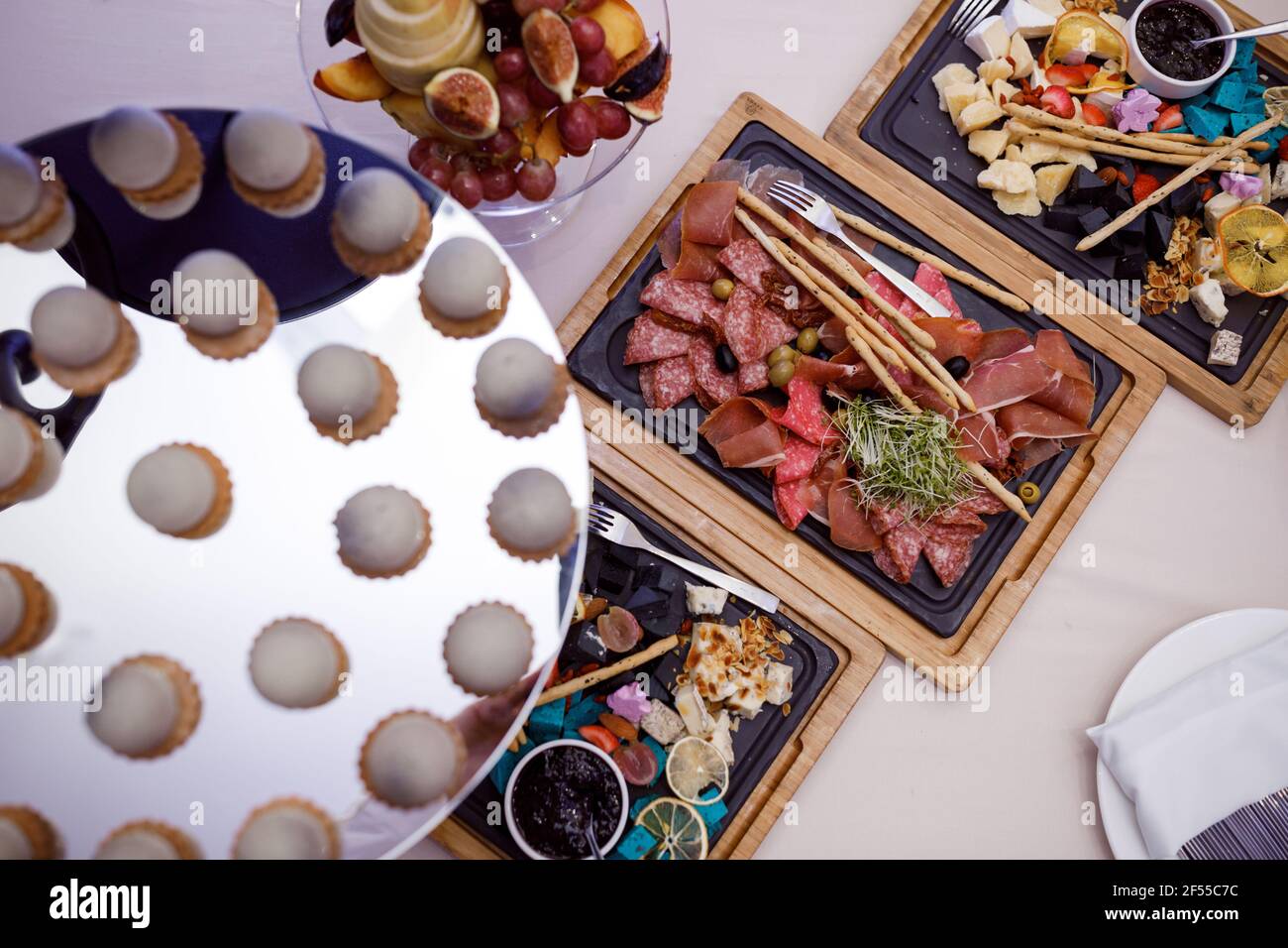 Tabella di festa per le spose e i loro ospiti. Snack per bevande alcoliche sul tavolo del buffet Foto Stock