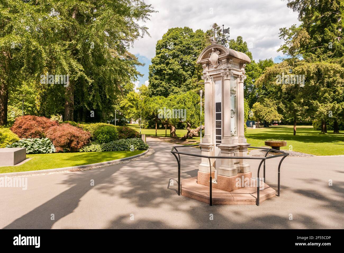 Veduta del limnimetro storico del Parco Ciani di Lugano, utilizzato per misurare l'altezza dell'acqua del lago di Lugano, Ticino, Svizzera Foto Stock