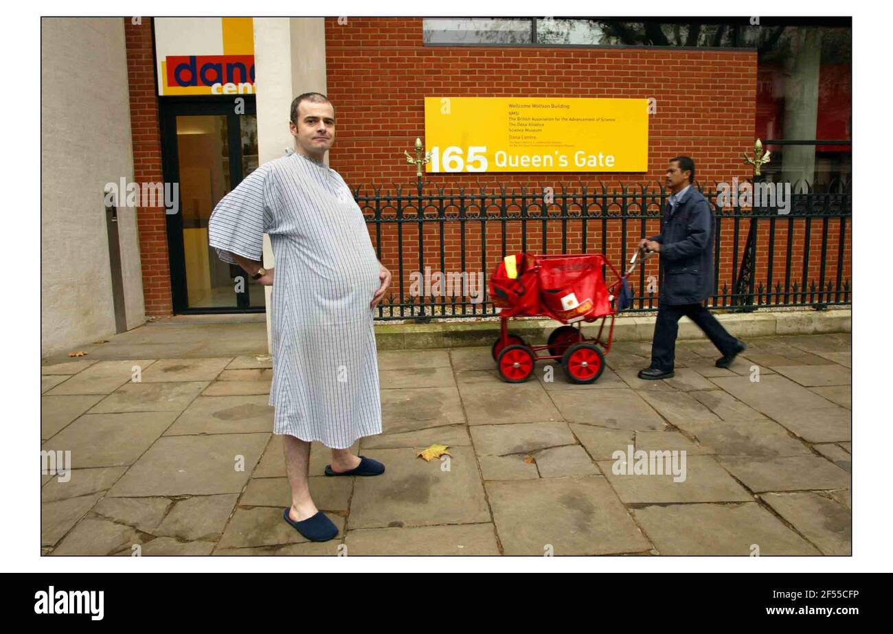 Il Museo della Scienza aprirà un nuovo centro DI DISCUSSIONE ed eventi di scienze pubbliche senza tabù a South Kensington. IL CENTRO DANA aperto oggi diventerà il luogo in cui tutte le questioni della scienza saranno in discussione in una struttura elegante.è possibile discutere la gravidanza con un UOMO incinta, John Gregor. pic David Sandison. 18/11/2003 Foto Stock