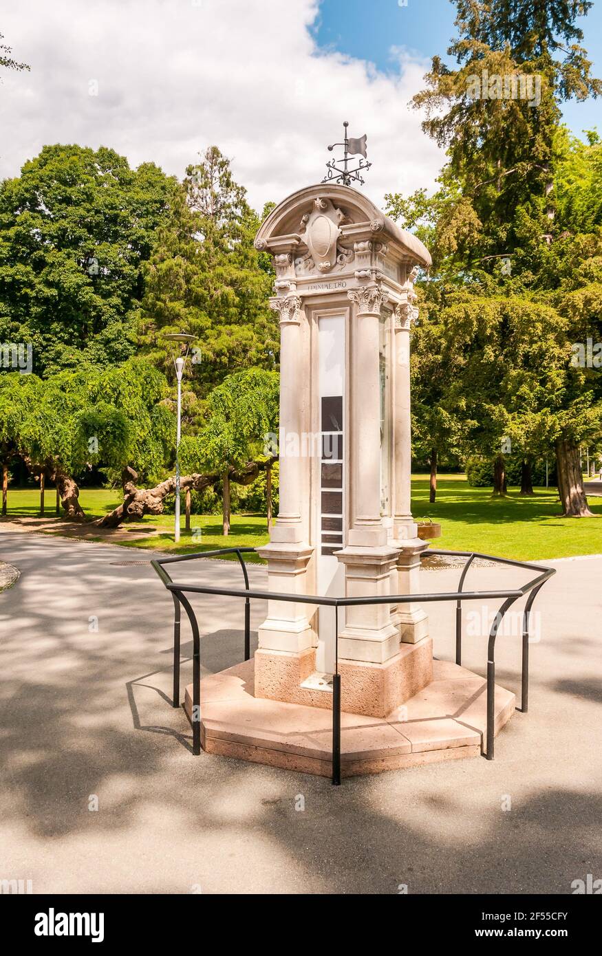 Veduta del limnimetro storico del Parco Ciani di Lugano, utilizzato per misurare l'altezza dell'acqua del lago di Lugano, Ticino, Svizzera Foto Stock