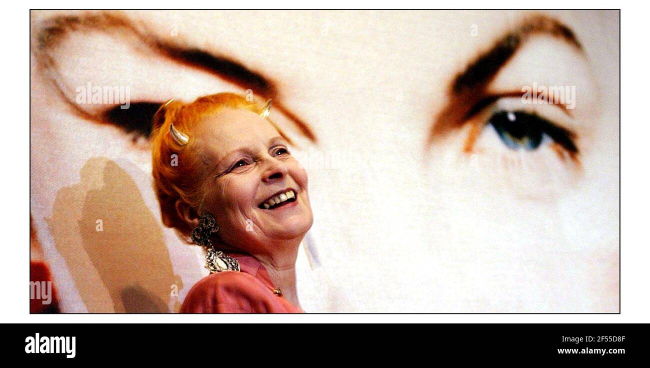 Vivienne Westwood al giorno della stampa per LA VIVIENNE WESTWOOD 34 anni in esposizione di Moda ... 1 aprile 11 luglio 2004 a. The V&A in London.pic David Sandison 30/3/2004 Foto Stock