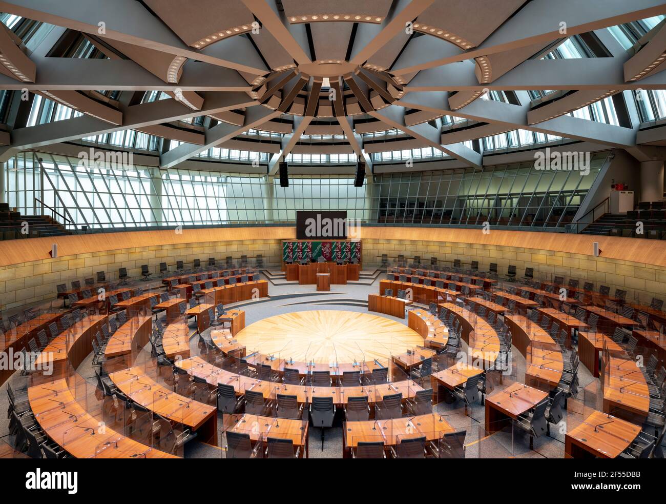 Düsseldorf, Landtag Nordrhein-Westfalen, 1988 nach Entwürfen des Architekturbüros Eller, Moser, Walter + Partner erbaut, Plenarsaal Foto Stock