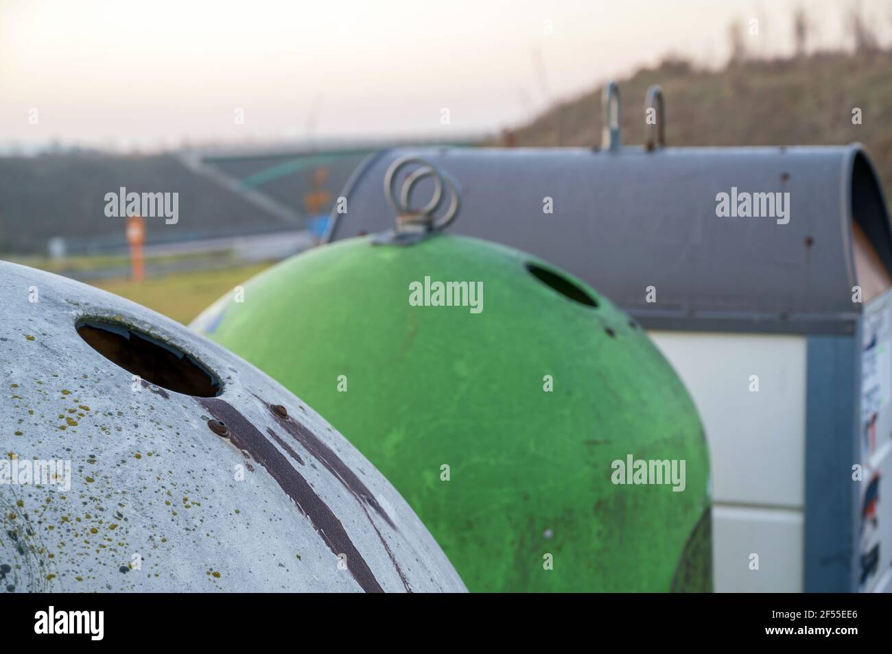 Tre diversi contenitori in vetro come segno di separazione dei rifiuti nella gestione dei rifiuti Foto Stock