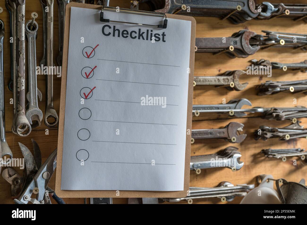 Lista di controllo su una parete di attrezzi come strumento per organizzare un progetto di artigianato Foto Stock