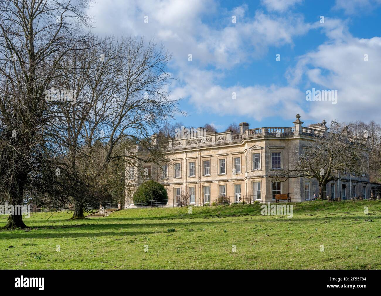 Kilnwick Percy, East Yorkshire, Inghilterra, 16 Febbraio 2021 - Kilnwick Percy Hall ora il Centro di meditazione Madhyamaka Kadampa nei terreni con tr invernale Foto Stock