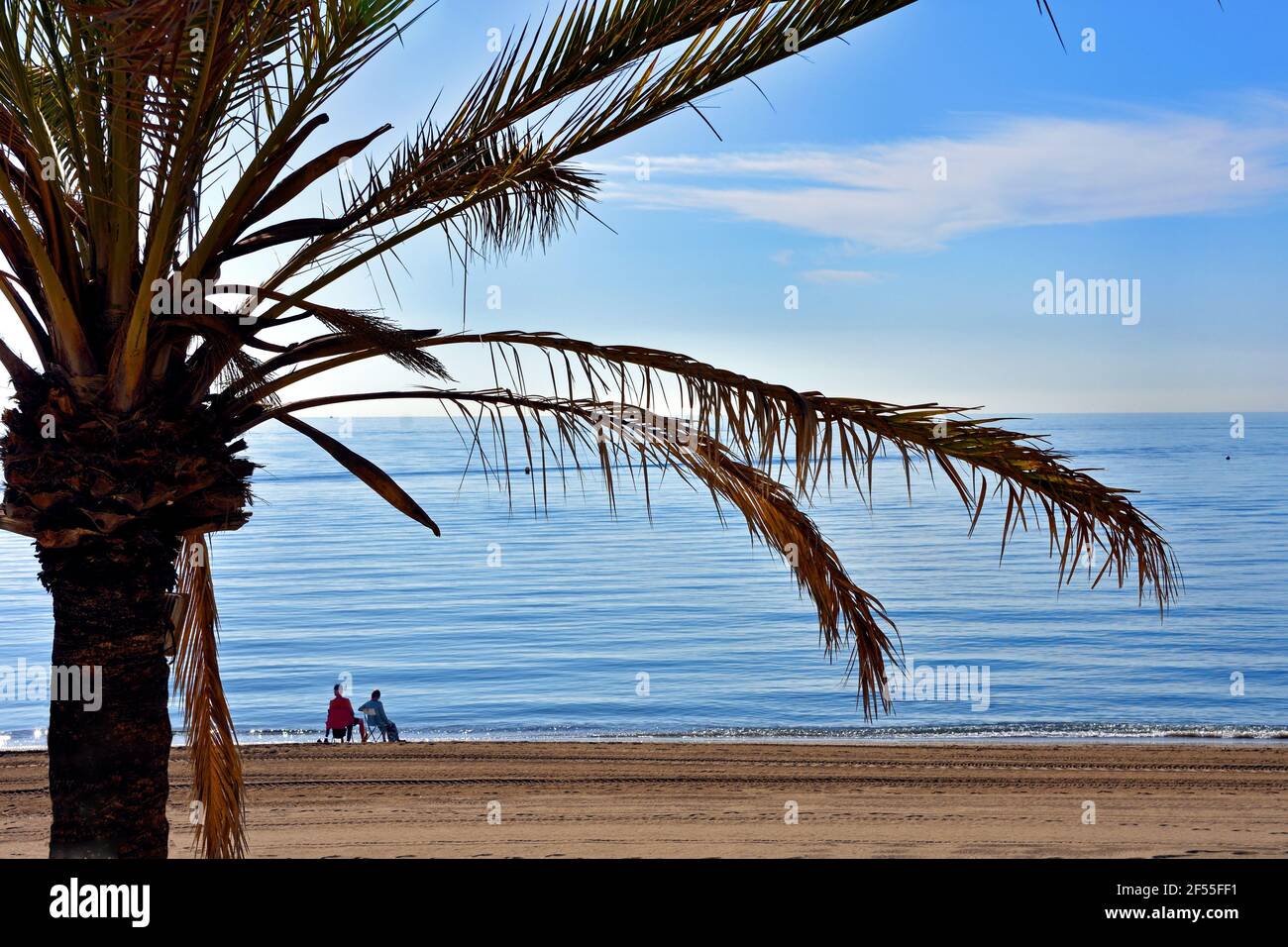 Persone in spiaggia sulla riva del Mar Mediterraneo, Marbella spiaggia Costa del Sol Andalusia (Andalusia), Spagna, spagnolo, Foto Stock