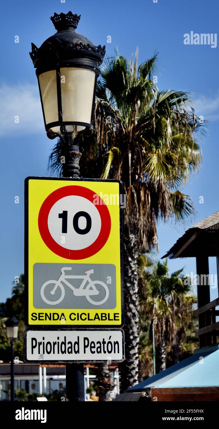 10 KM dal cartello stradale Senda Ciclable - Prioridad Peaton - Ciclable Path - Peaton Priority Marbella BeachCosta del Sol Andalusia (Andalusia), Spagna, spagnolo, Foto Stock