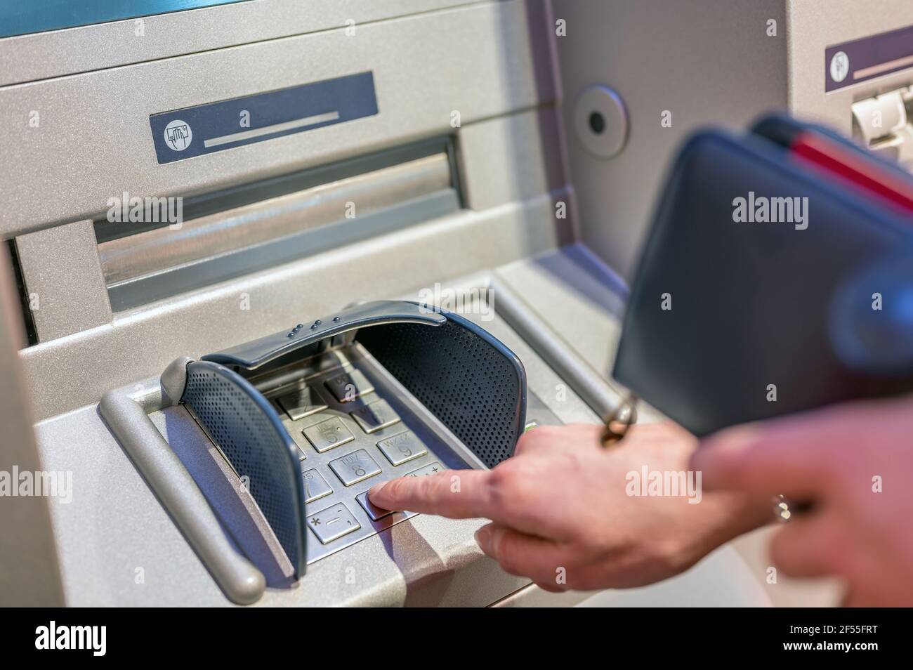 Immettere il numero segreto presso un ATM Foto Stock