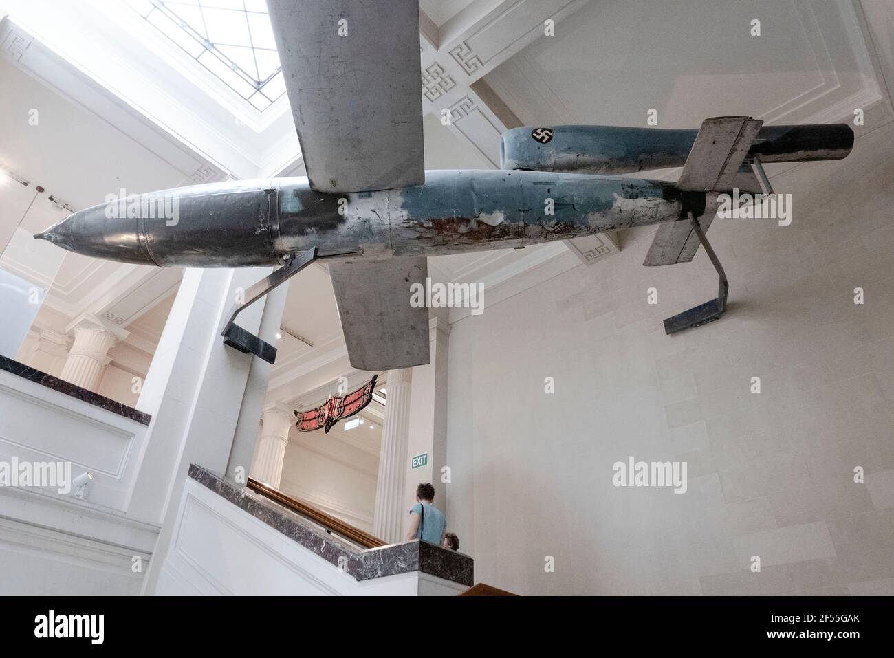 Auckland, Neuseeland. 20 dicembre 2018. Un aviatore della Wehrmacht tedesca con una swastika, swastika, nel Museo commemorativo della guerra di Auckland; emblema, simbolo, socialismo nazionale, guerra, War Plane; on December 20, 2018 in Auckland/Nuova Zelanda; | Usage worldwide Credit: dpa/Alamy Live News Foto Stock