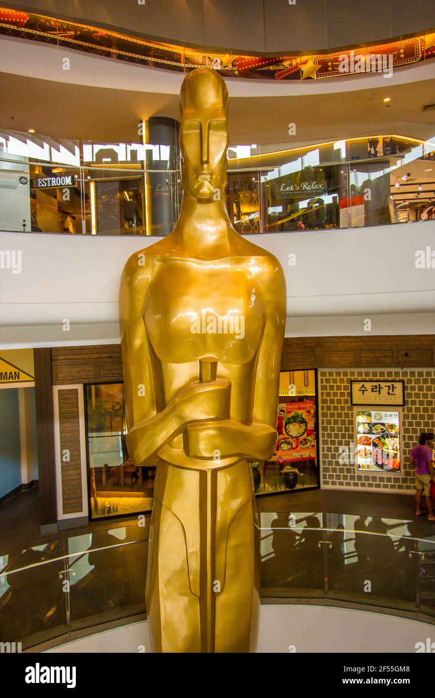 Interni divertenti e stupidi del centro commerciale Terminal 21 con modelli unici. Qui, una versione gigante del film Oscar Academy Awards. A Bangkok, Thail Foto Stock