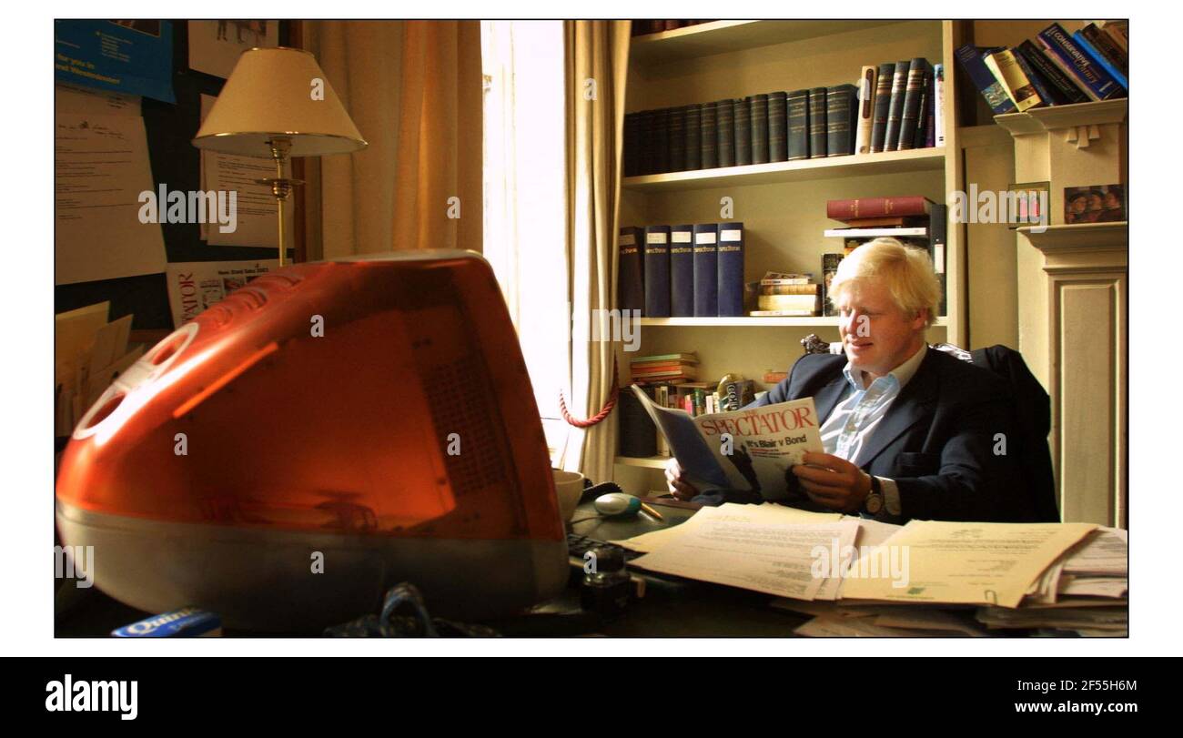 Boris JohnsonEditor dello spettatore nel suo ufficio. pic David Sandison 6 giugno 2003 Foto Stock