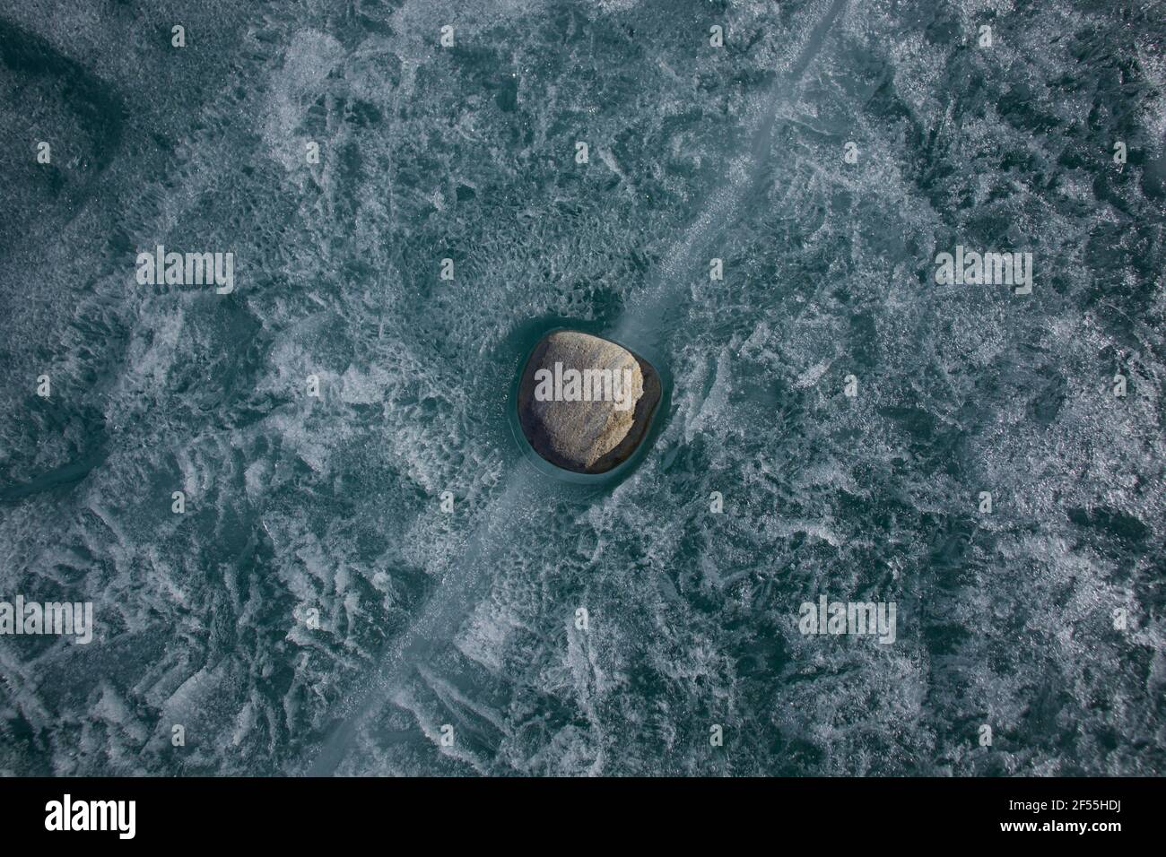 Rock su ghiaccio verde textured Abraham Lake Alberta Foto Stock