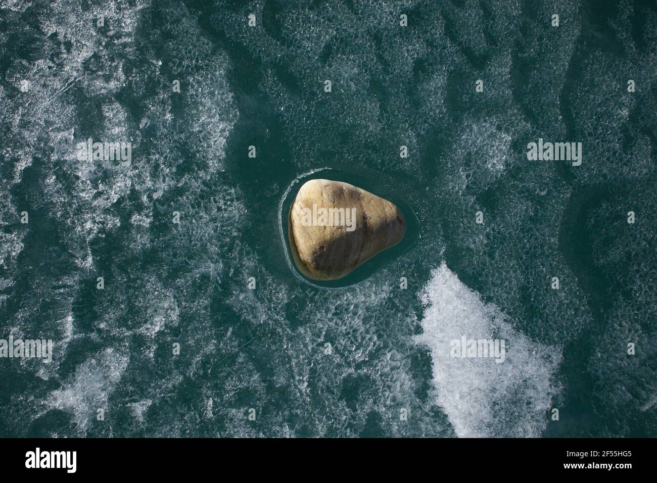 Rock su ghiaccio verde textured Abraham Lake Alberta Foto Stock