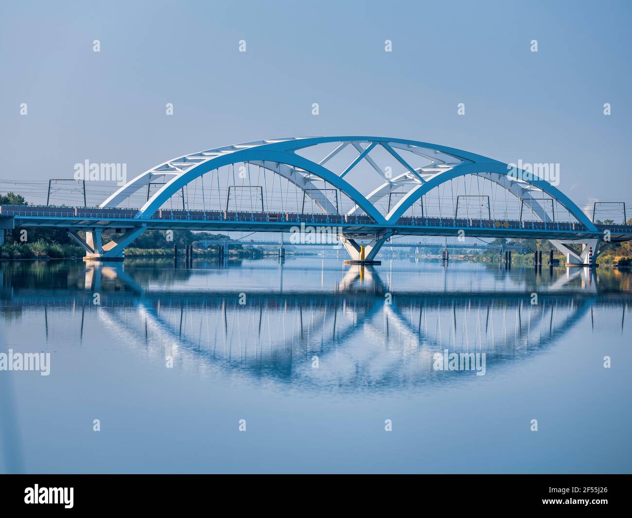 Francia, Vaucluse, ponte LGV che si riflette nel fiume Rodano Foto Stock