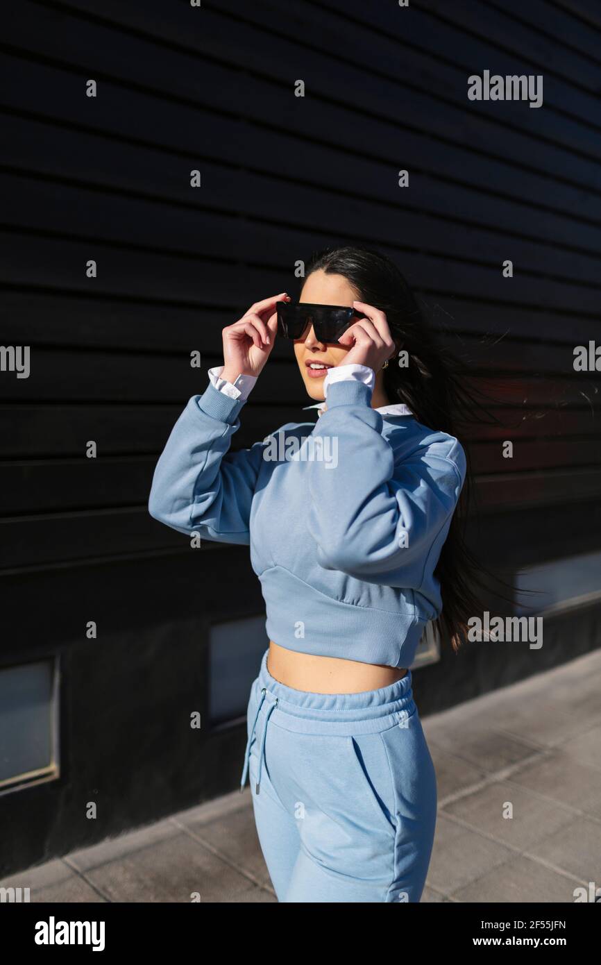 Donna sorridente con occhiali da sole Foto Stock