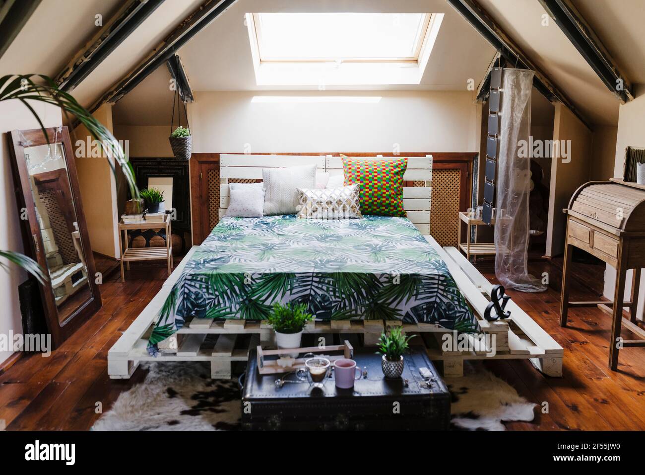 Bella camera da letto mansardata con decor moderno Foto Stock