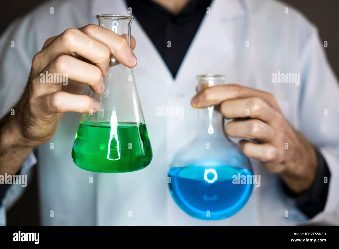 Matracci per scienziati con liquidi in laboratorio Foto Stock