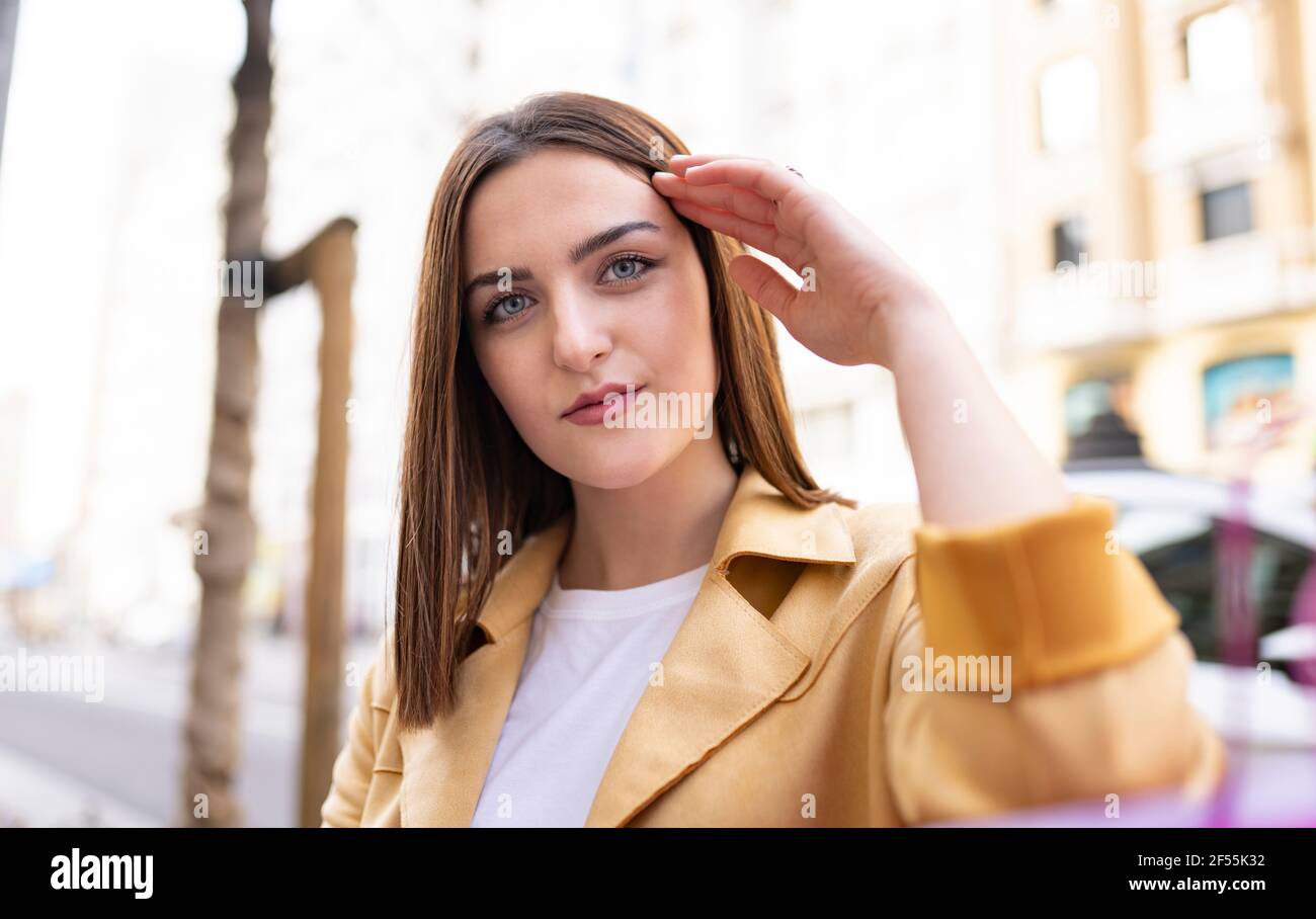 Bella giovane donna con capelli marroni e occhi blu Foto Stock