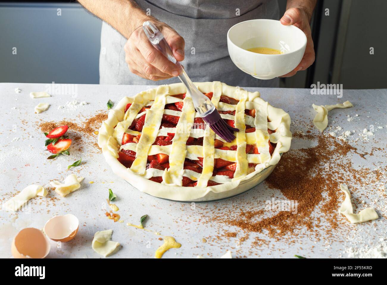 Braccia di uomo preparare torta dolce fragola Foto Stock