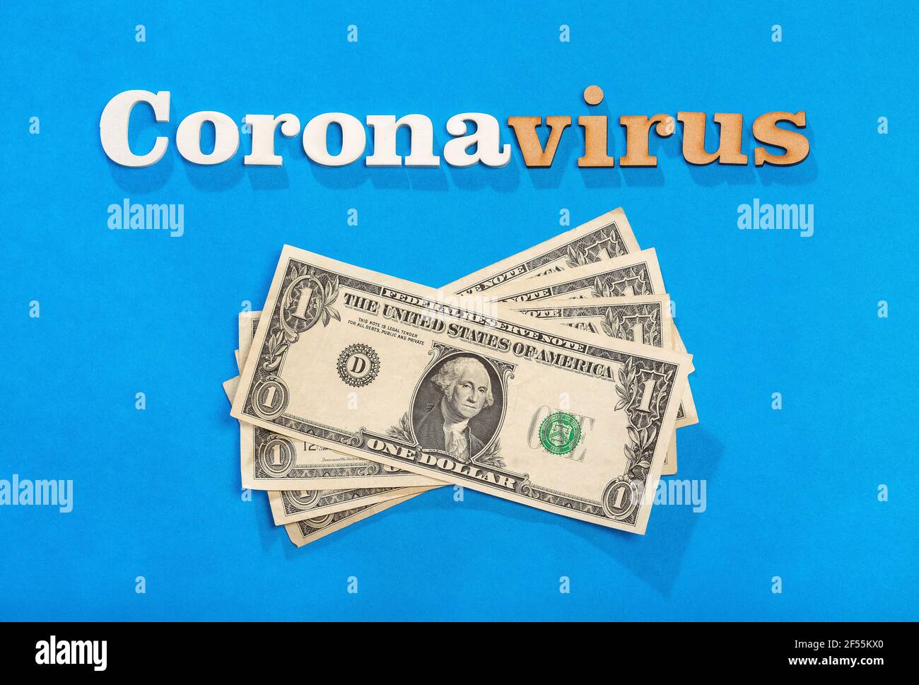 Testo della frase del coronavirus su sfondo blu con soldi di carta Foto Stock