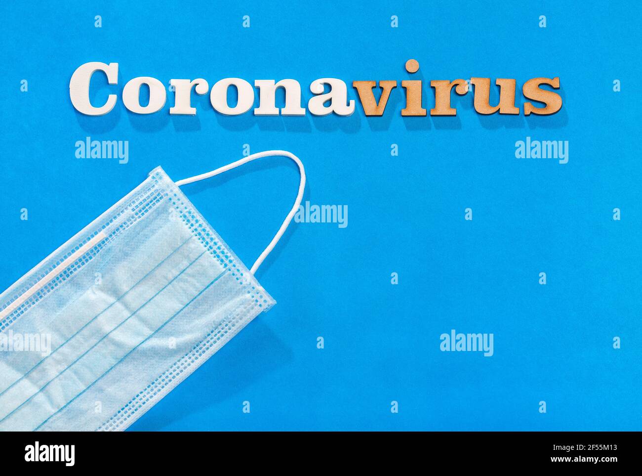 Testo della frase del coronavirus su sfondo blu con maschera protettiva. Foto Stock