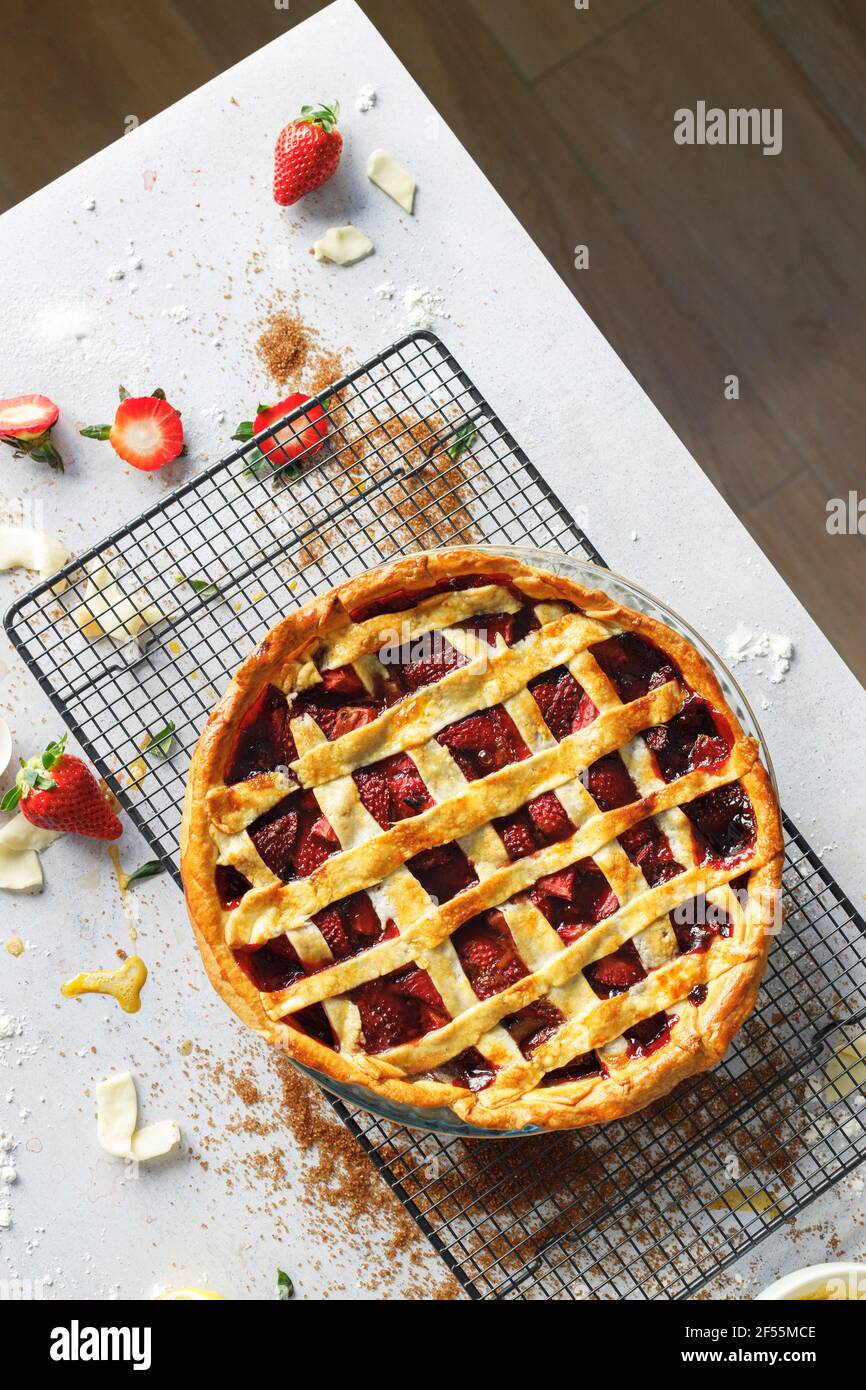 Torta dolce alla fragola cruda Foto Stock