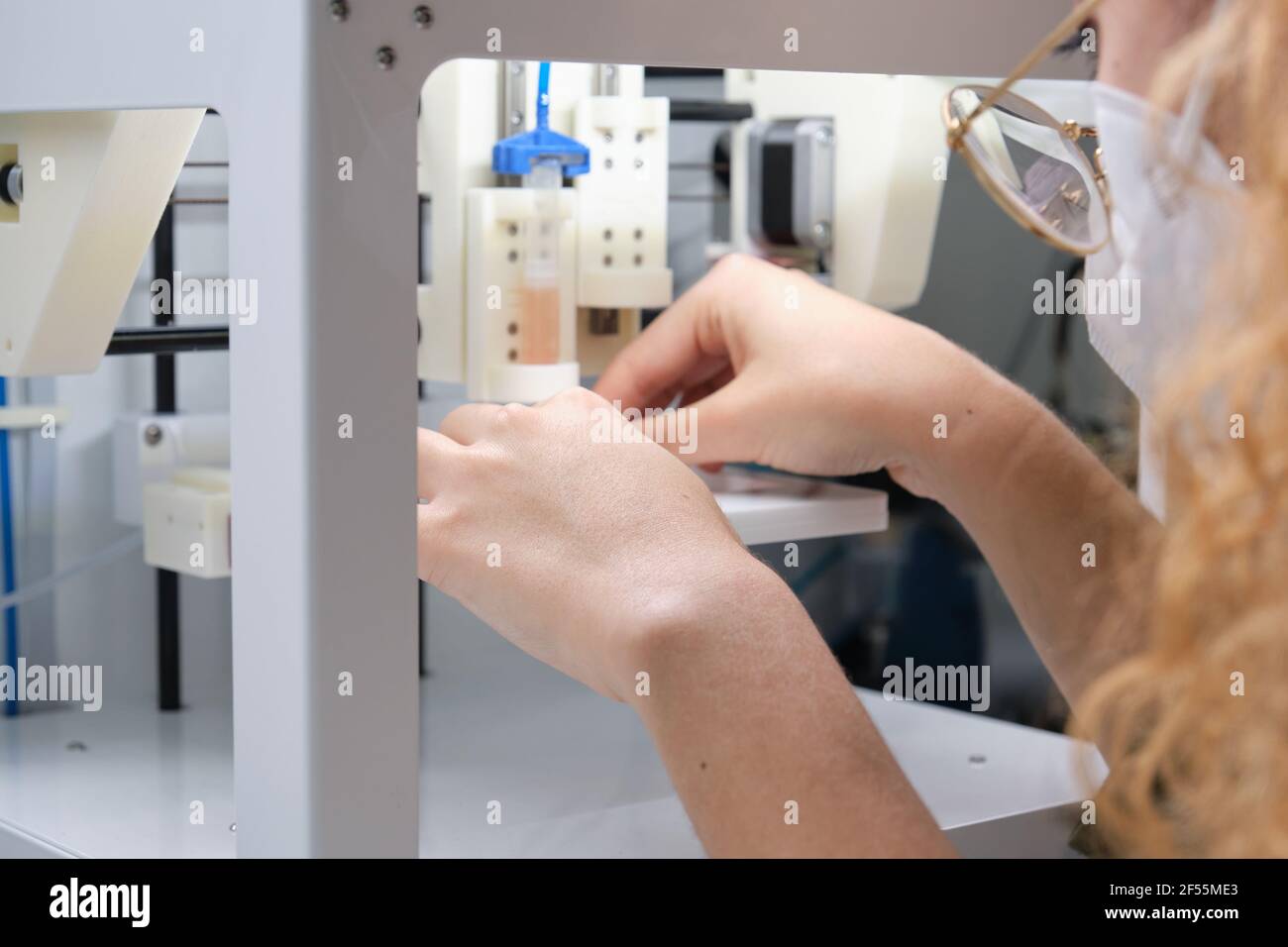 Il ricercatore ha preparato la bioprinatrice 3D per stampare cellule 3D su un elettrodo. Biomateriali, concetti di ingegneria tissutale. Foto Stock