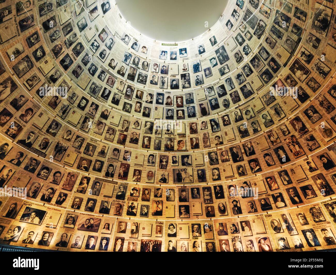 Israele, Gerusalemme, Yad Vashem, Sala dei nomi, fotografie delle vittime dell'Olocausto che costeggiano un muro circolare Foto Stock