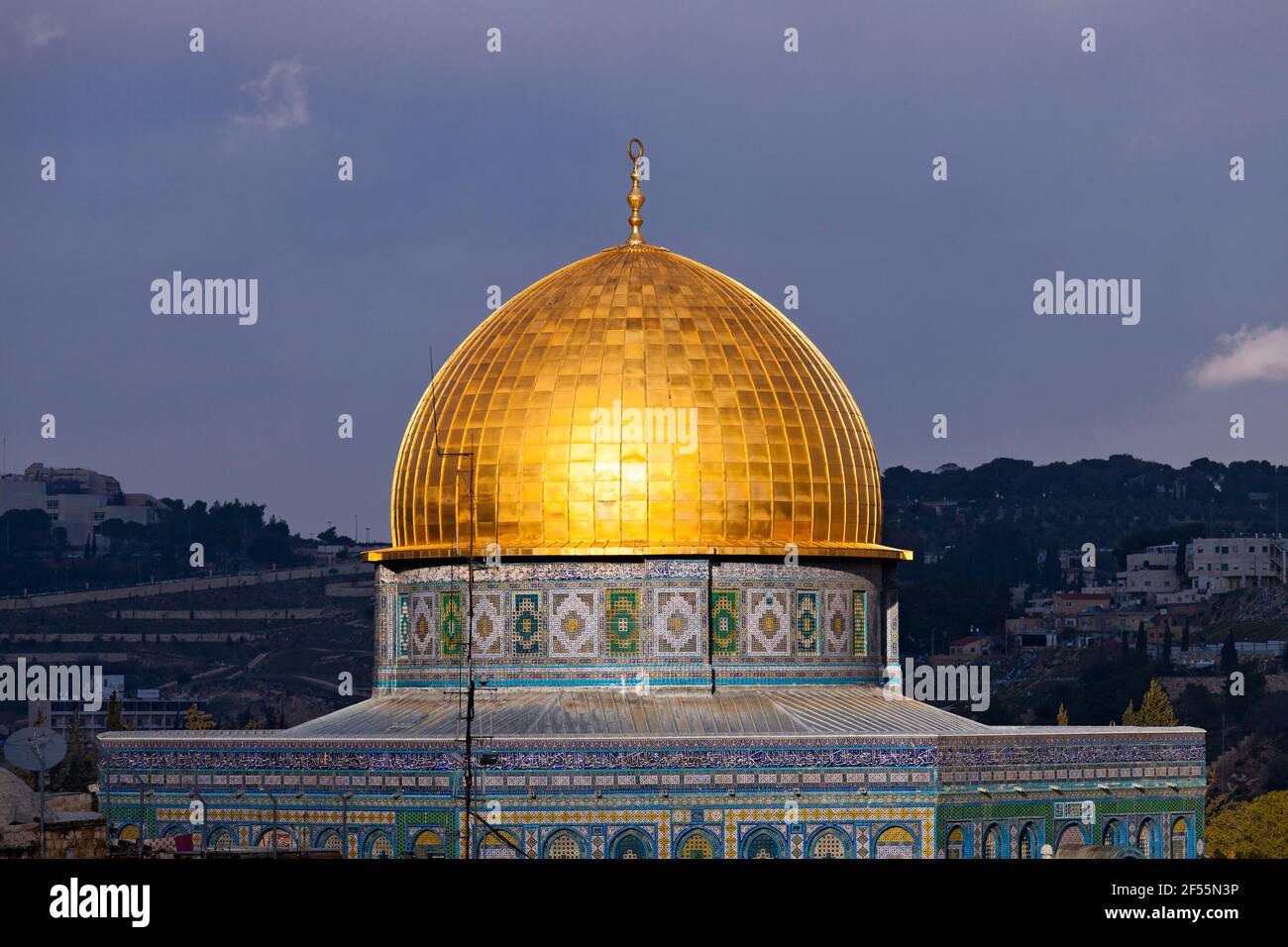 Israele, Gerusalemme, cupola della roccia sul Monte del Tempio, sole che splana sulla cupola Foto Stock