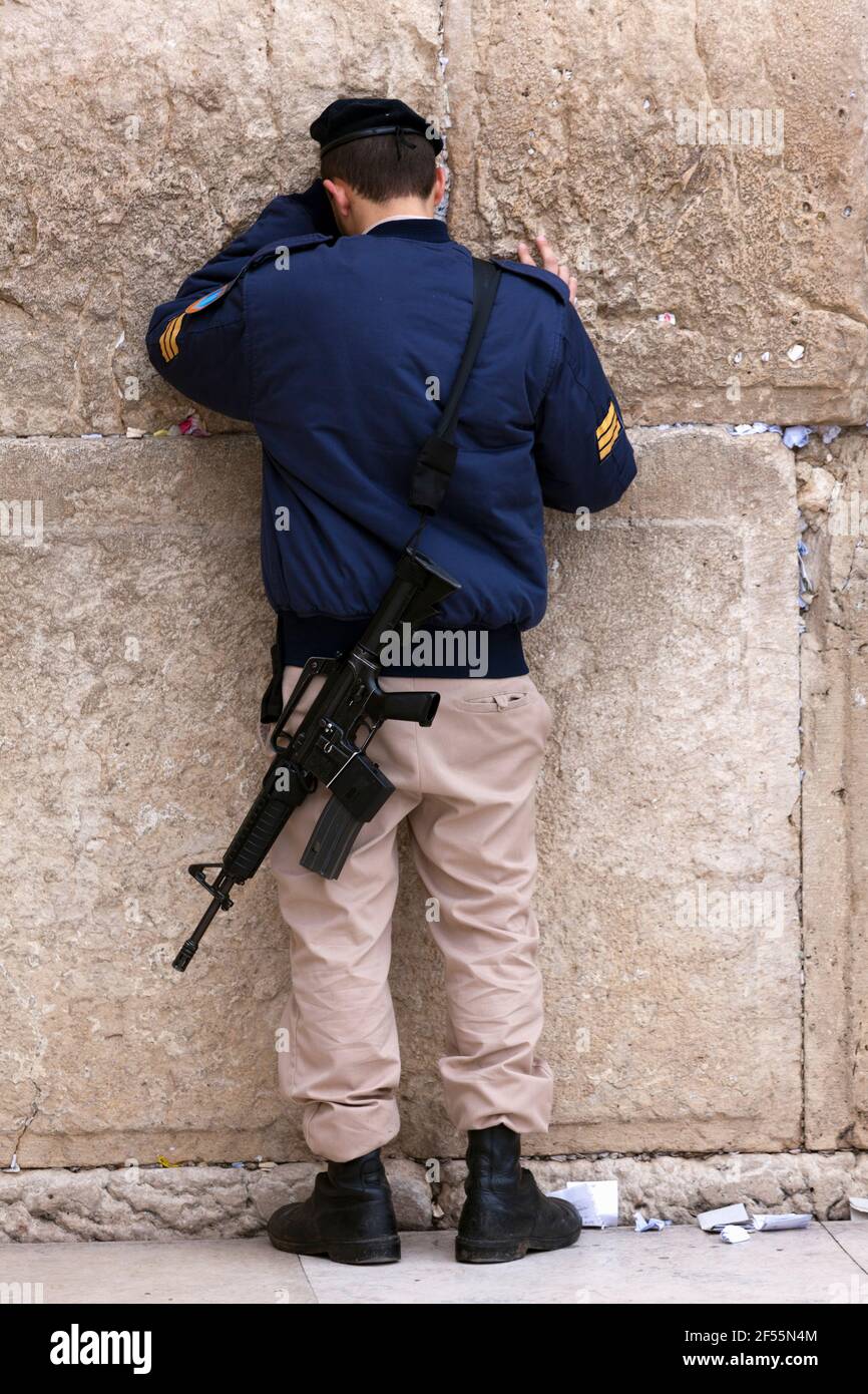 Israele, Gerusalemme, soldato ebreo ortodosso che prega al Muro Occidentale Foto Stock