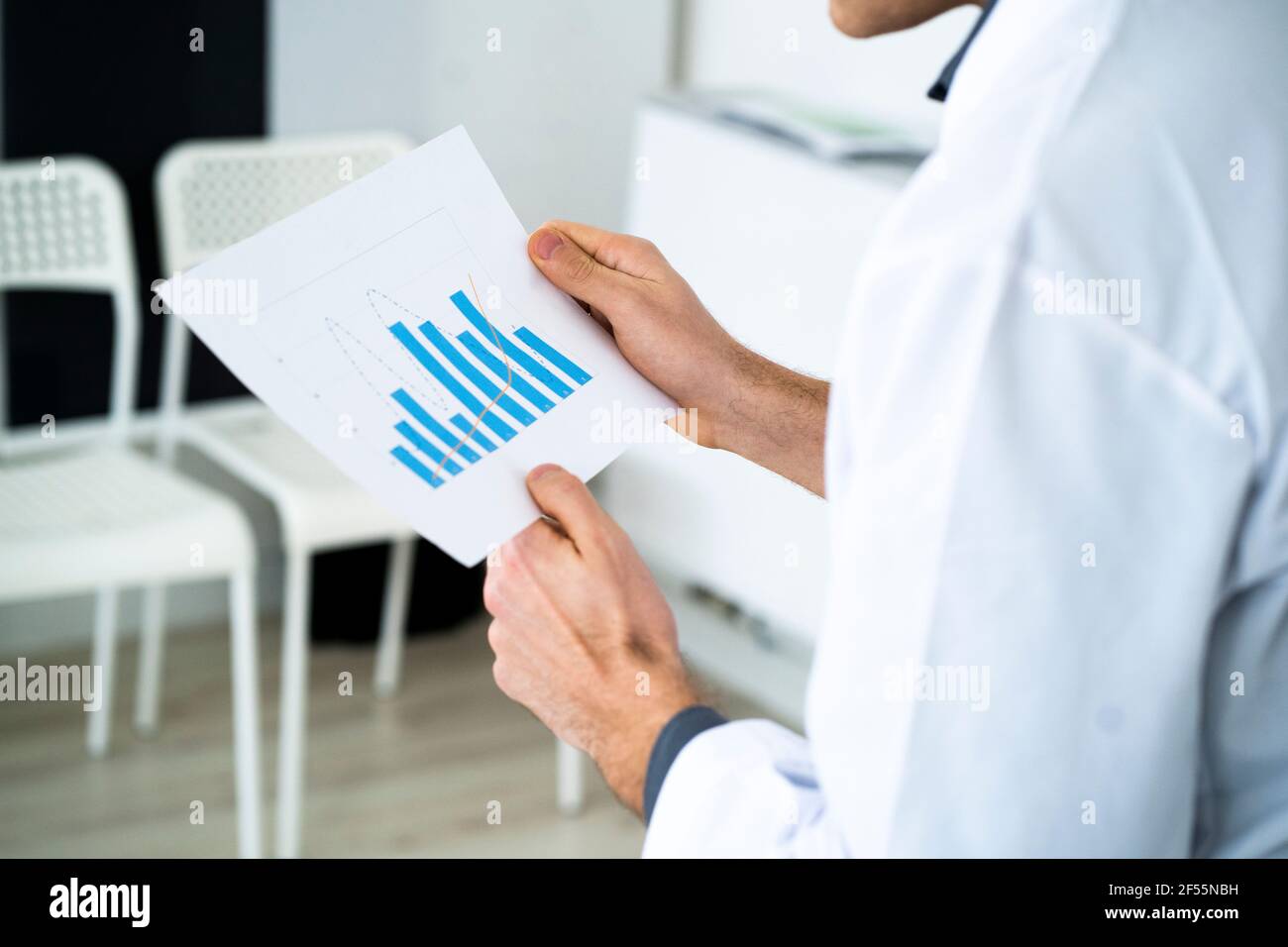 Scienziato che analizza i rapporti in laboratorio Foto Stock
