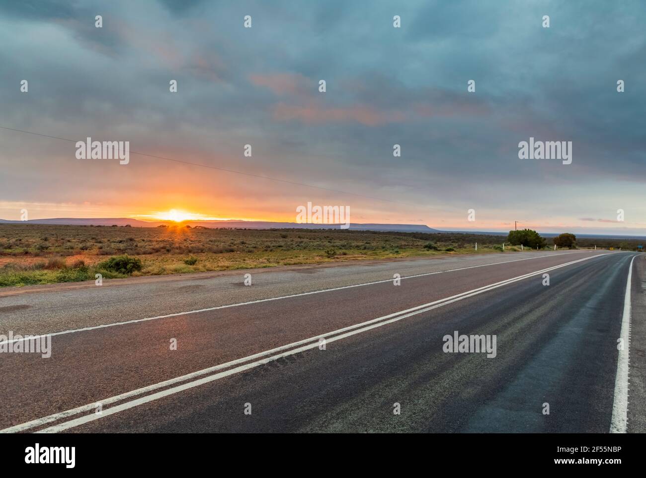 Australia, Australia del Sud, Stuart Highway al tramonto Foto Stock