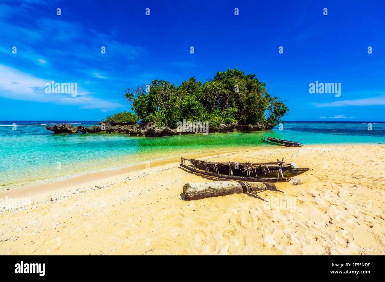 Oceania, Papua Nuova Guinea, Isole Trobriand, Isola Kiriwina (ex Boyowa), piccola barca di legno sulla spiaggia tropicale Foto Stock