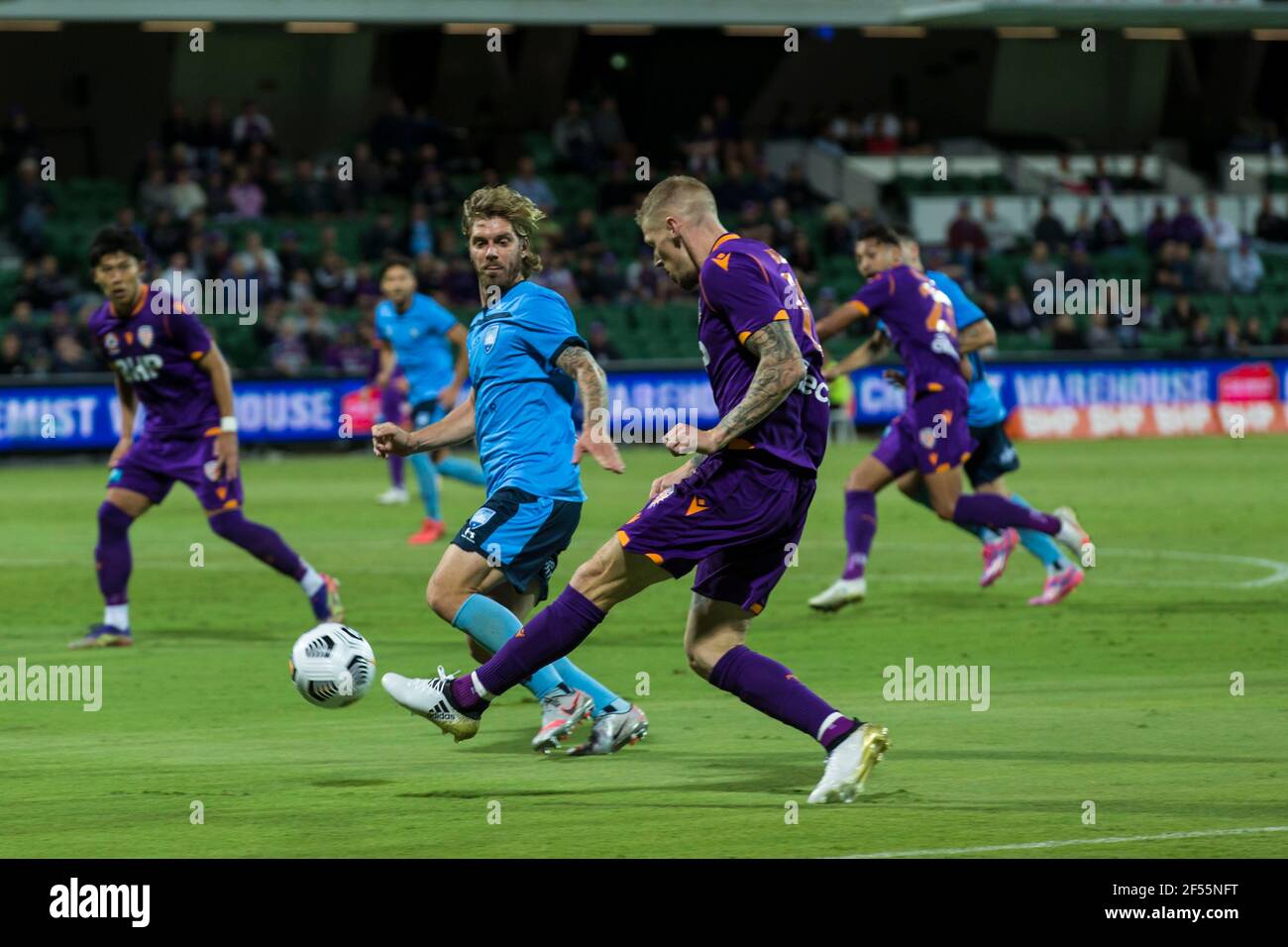 24 marzo 2021; HBF Park, Perth, Australia Occidentale, Australia; A League Football, Perth Glory contro Sydney FC; Andy Keogh di Perth prende un colpo in gol Foto Stock