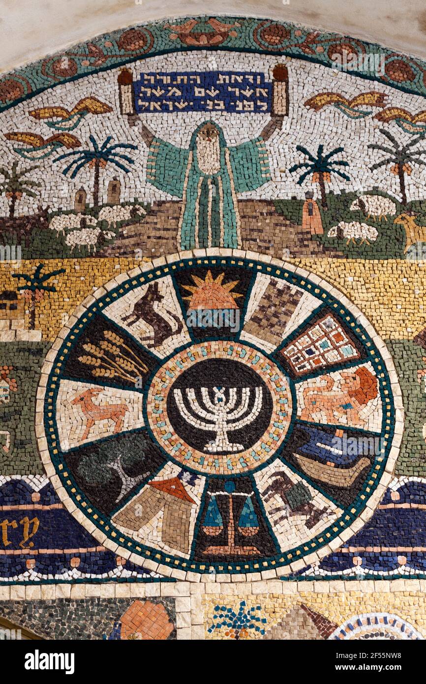 Israele, Gerusalemme, quartiere ebraico, opere d'arte a mosaico raffiguranti le dodici tribù d'Israele Foto Stock
