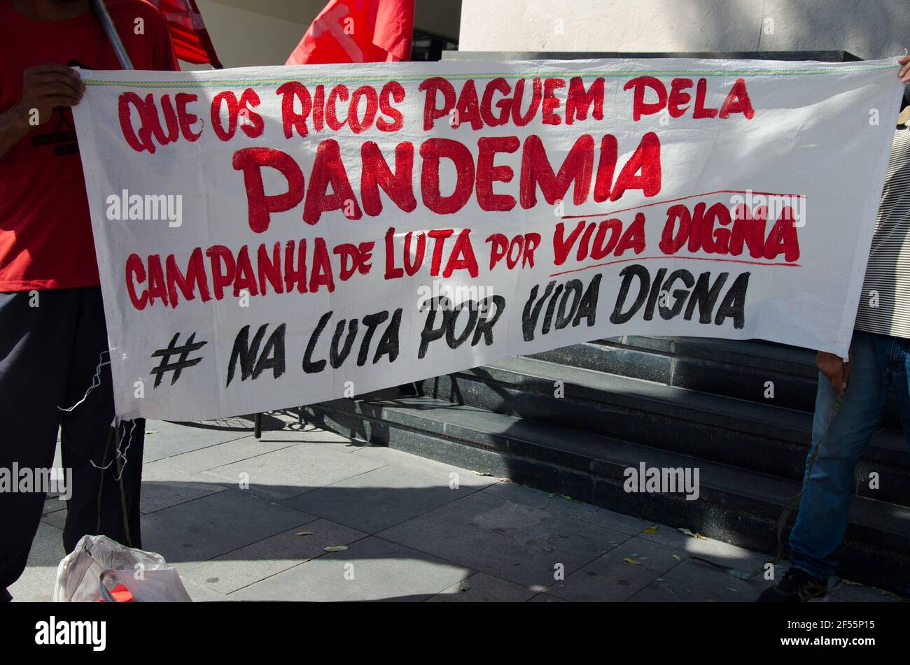 Rio de Janeiro, Brasile. 24 Marzo 2021. Un manifestante di Aldeia Maracanã si trovava la mattina di questo mercoledì (24) di fronte alla polizia federale, chiedendo in un'audizione sulla rimozione dell'avvocato Dr Arão, che è stato chiamato a testimoniare, per aver segnalato la frode nel processo durante l'ultima audizione (2019). Aaron viene citato in giudizio nel tentativo di estrarlo dal processo. Credit: Wallace Silva/FotoArena/Alamy Live News Foto Stock